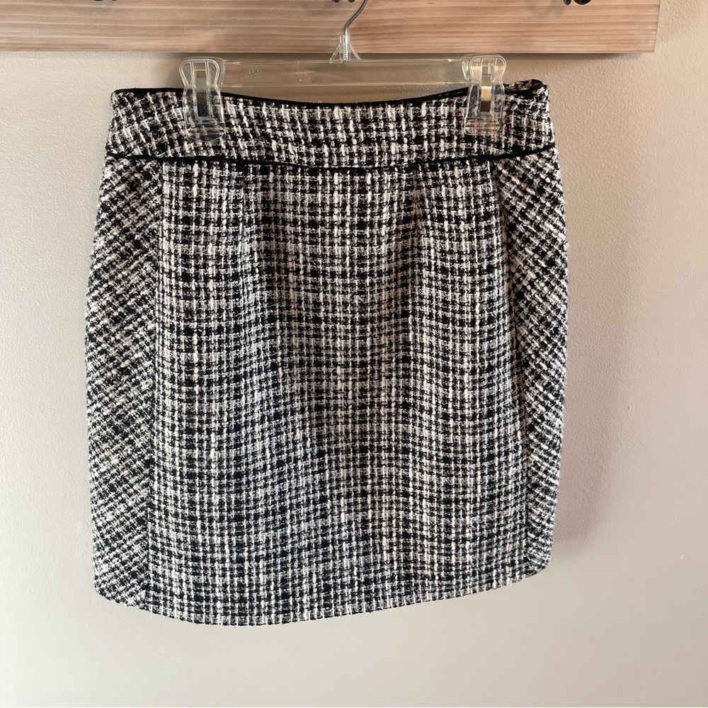 White House Black Market Textured Black/White Straight-Fit Skirt. Size 0.